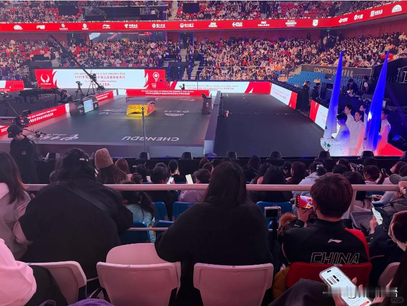 今天第一场混双是王楚钦孙颖莎出战。上午看到咪咕有热身场的训练画面，一开始看到莎