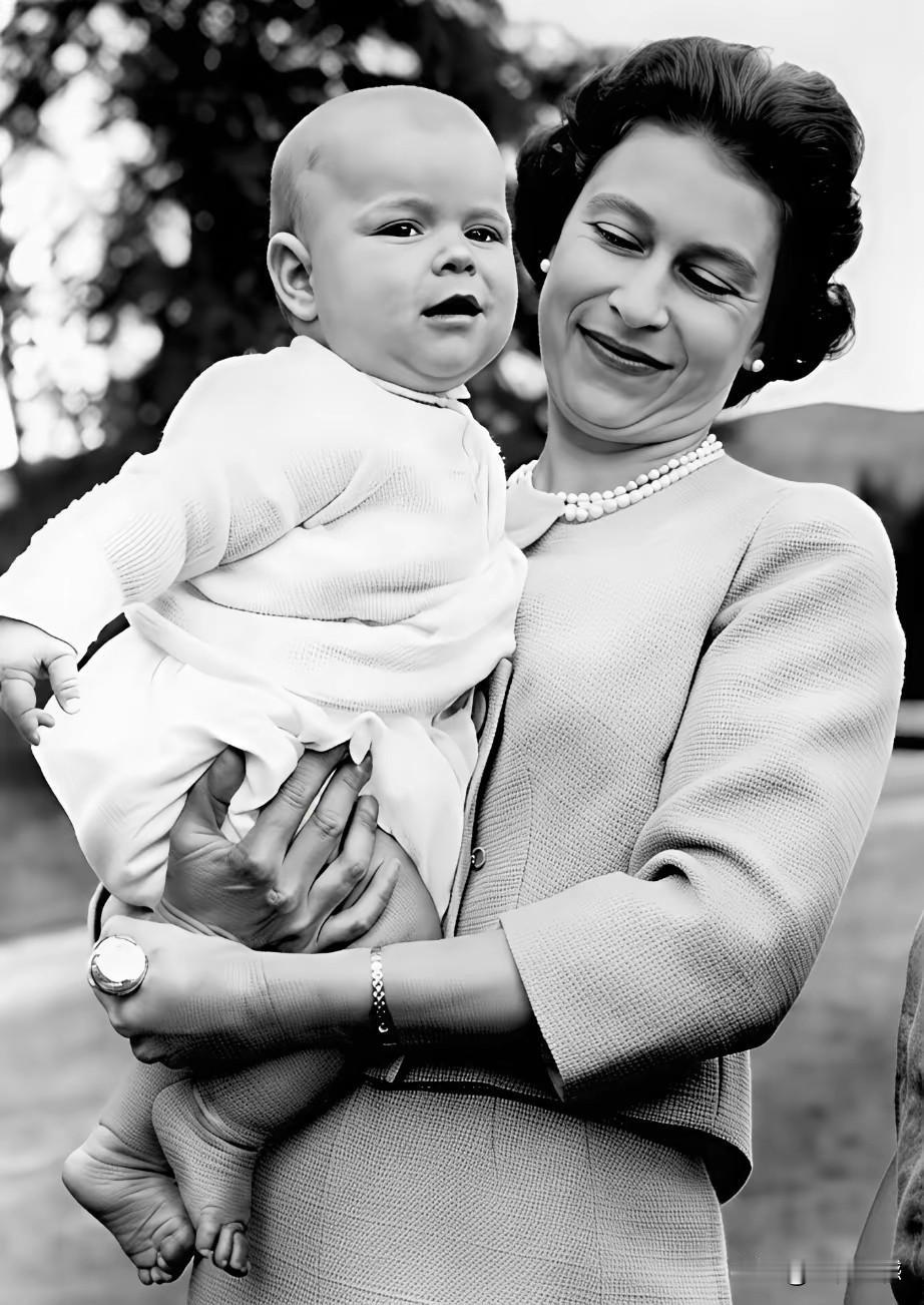 看安德鲁的这些老照片，感觉他的母亲对他比对查尔斯还要好，因为很少看到查尔斯小时候