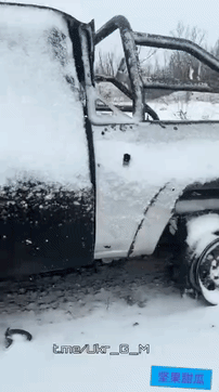 乌军反击的画面，乌军拍摄一段视频，在白雪皑皑的道路上，到处停着被摧毁的乌军民用车