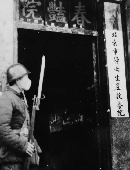 1949年，毛主席在北京街头，意外碰到老鸨正在逼迫一个少女做娼妓，毛主席出面阻止