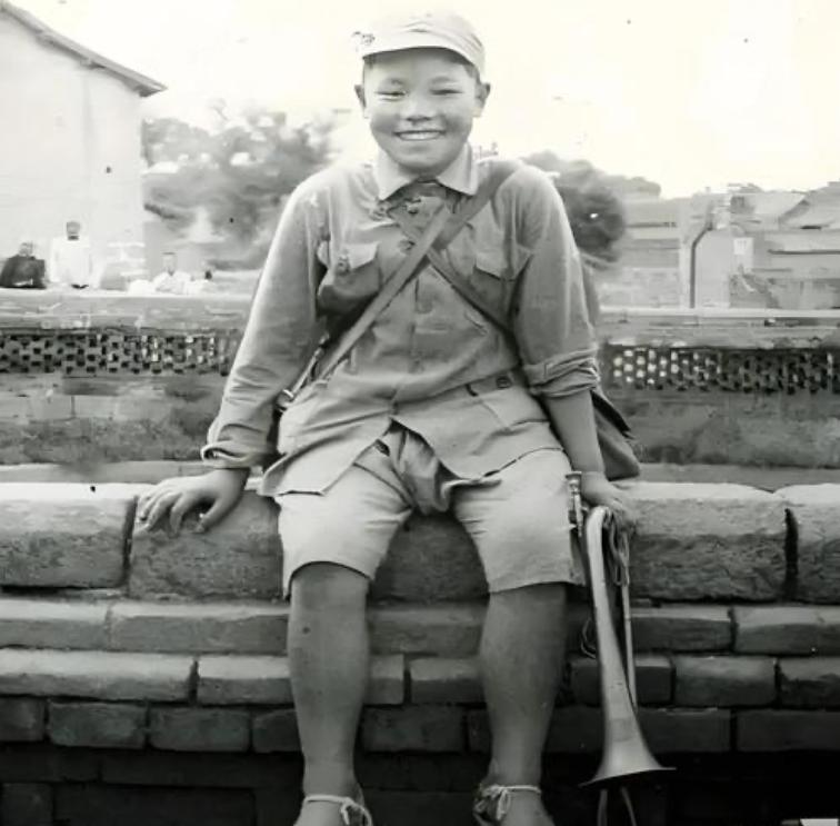 1942年，16岁的八路军小战士宋双来，在送信途中遇到了伪军，情急之下，宋双