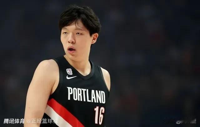 首秀5分钟！2分1板！杨翰森NBA生涯起步，一战看哭中国球迷：这不就是当年姚明的