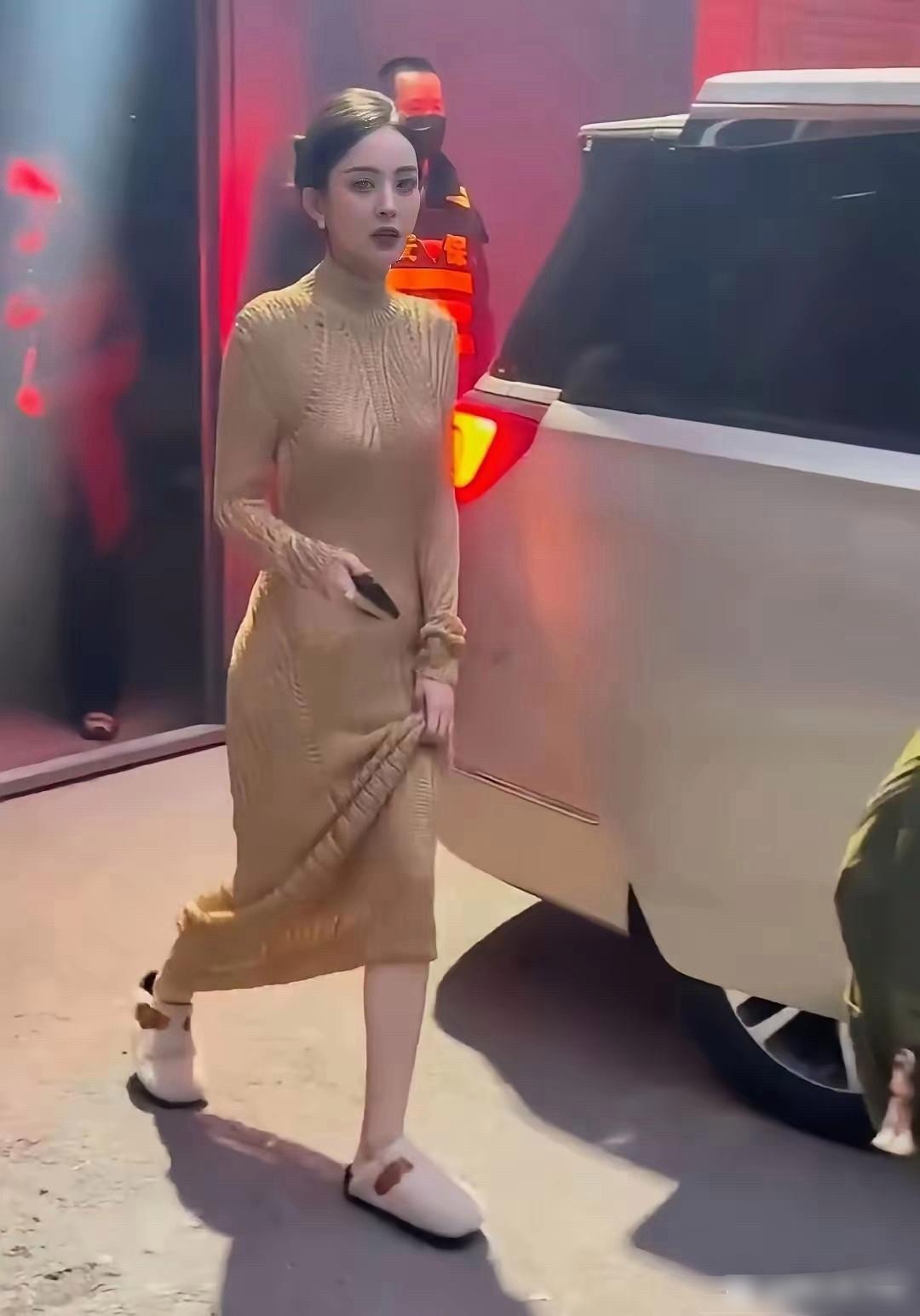 古力娜扎这穿搭反差感绝了！我实属没想到啊！正面看是优雅的针织长裙，一转身露背设计