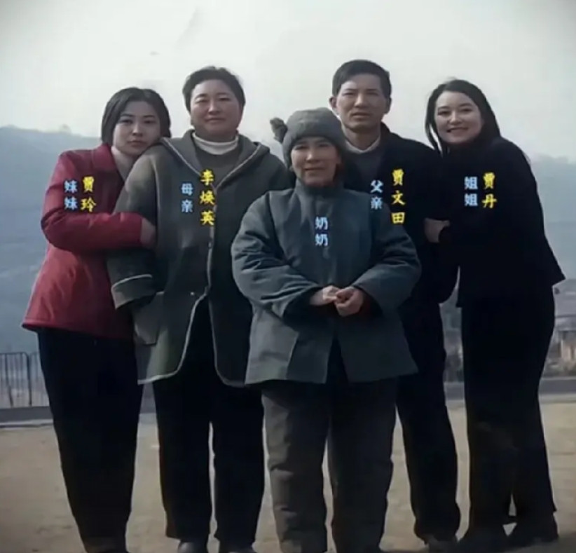 贾玲的全家福照片，电影《你好李焕英》的原型人物贾玲的妈妈。