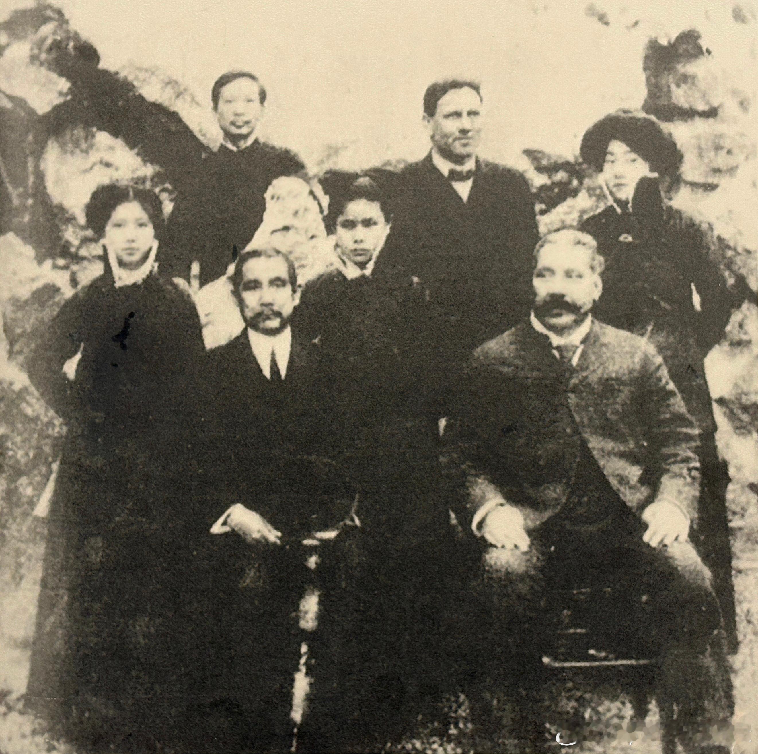 1912年4月6日孙中山在上海哈同花园出席由哈同举办的欢迎宴会后合影。二排站立者