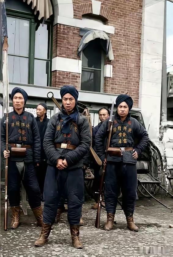 他们肯定不是清军，也不是义和团的拳民。这是李鸿章的淮军吗？还是英美列强雇佣的华