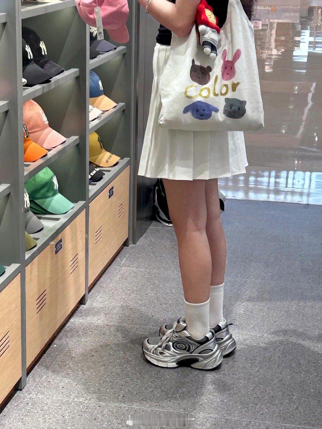 瞬间对老爹鞋下头了。。。买帽子🧢的时候看到一个女生穿的老爹鞋好好看，回来之后手