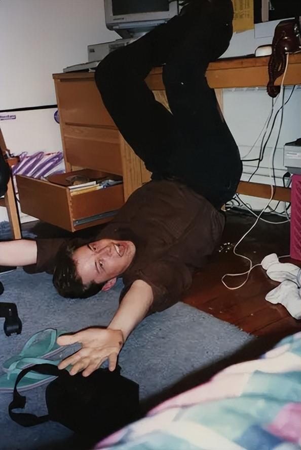 马斯克爱搞怪，从年轻时到现在。他搞事业应该是快乐的，要不他怎么有心思搞怪呢。