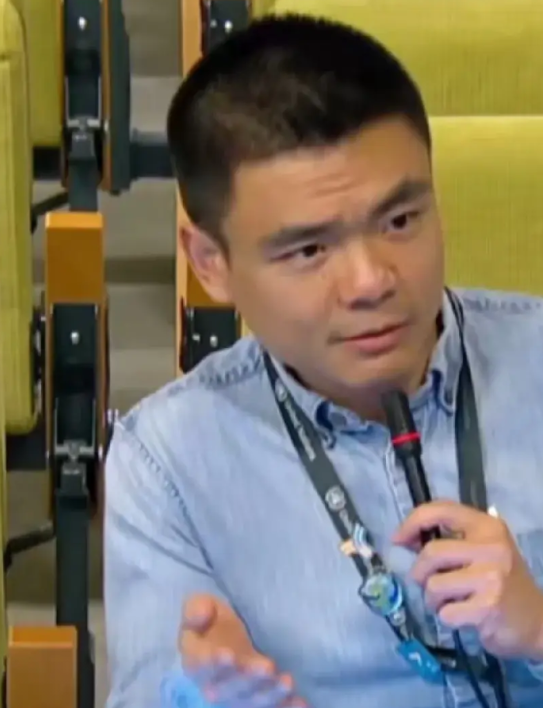 这个家伙是哪壶不开提哪壶！在联合国秘书长主持的记者会上，他竟然在秘书长发表长崎