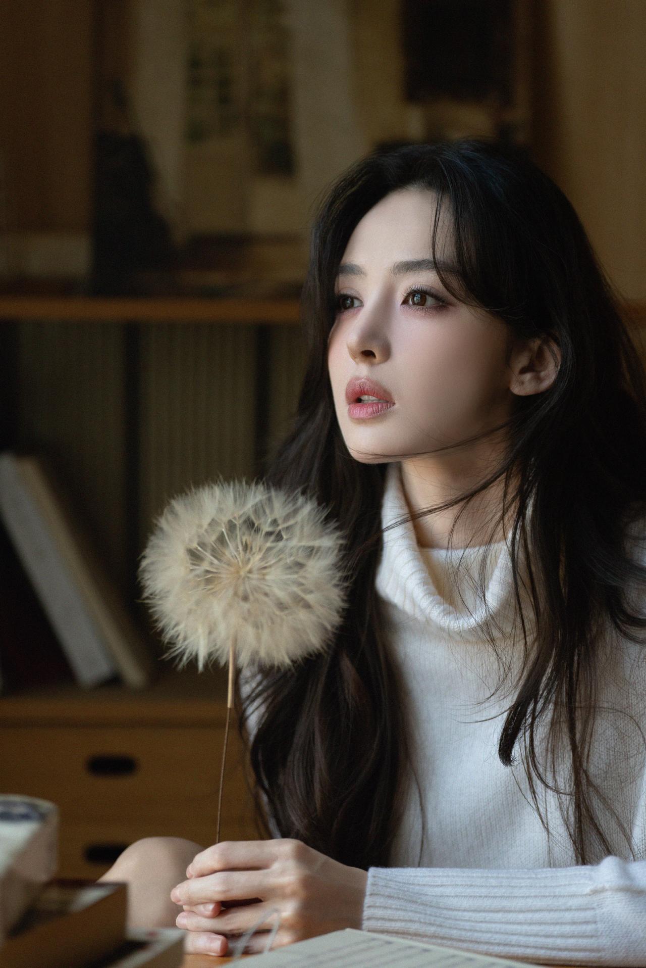 分享一组古力娜扎的美丽写真，我直接被她的气质拿捏了！慵懒缱绻的氛围感里揉着易碎的