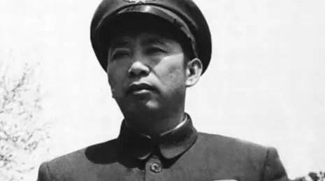 1952年，毛主席见到刘亚楼时，突然对他说道：“你给我敬个礼。”刘亚楼一下子愣住