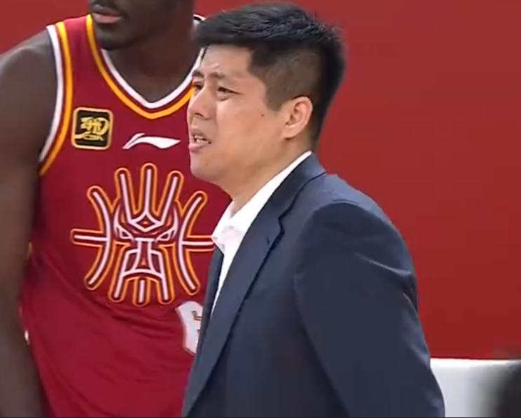 新疆85：89北京，拿550万年薪，罚球4中0，新疆男篮痛失好局！12月26