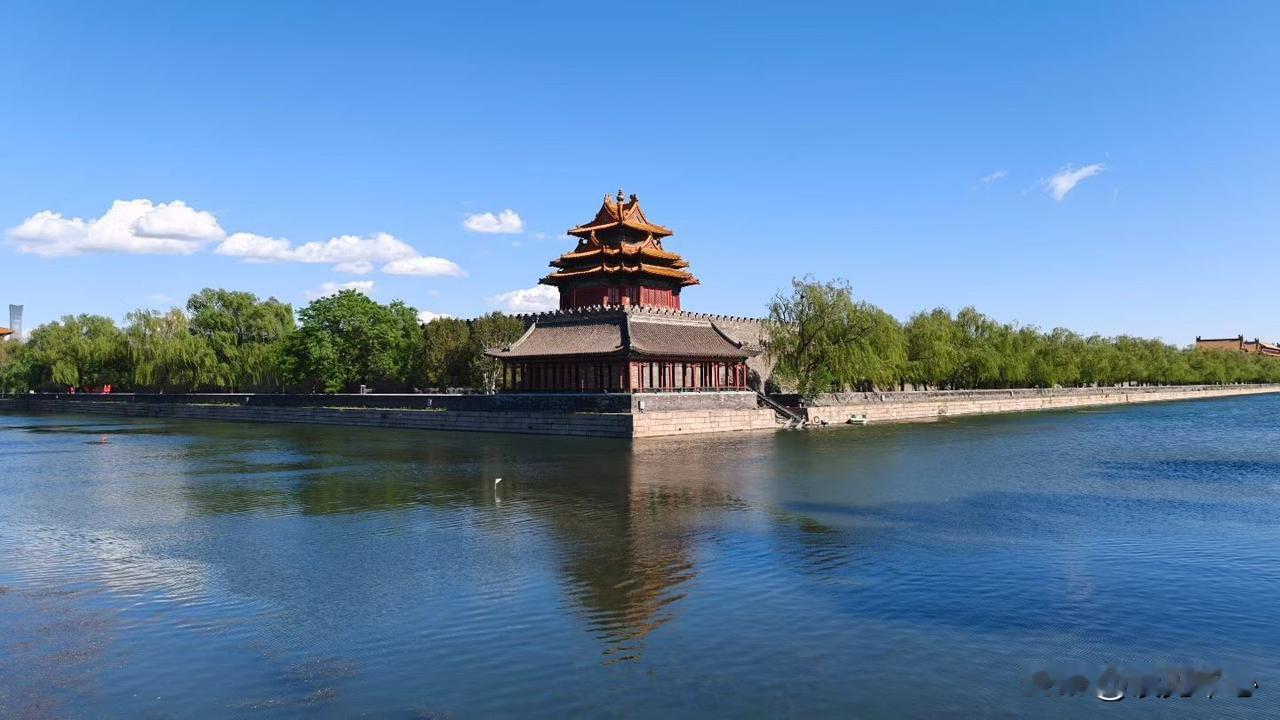 一位哲学家说：“中国社会道德溃败的根源，在于上层精英率先撕毁了一切基本道德契约—