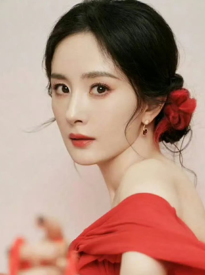 杨幂这会儿估计在家气得后槽牙都快咬碎了，她怕是做梦都没料到，刘恺威一家会整这么一