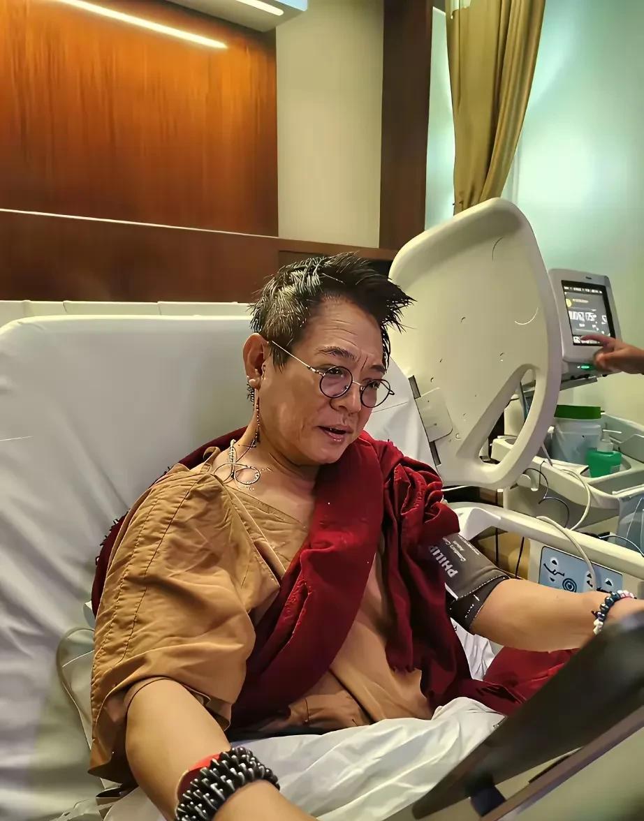 李连杰这是什么打扮，不说他生病还以为他在寺庙呢！李连杰刚刚和女儿送完陪嫁，转身