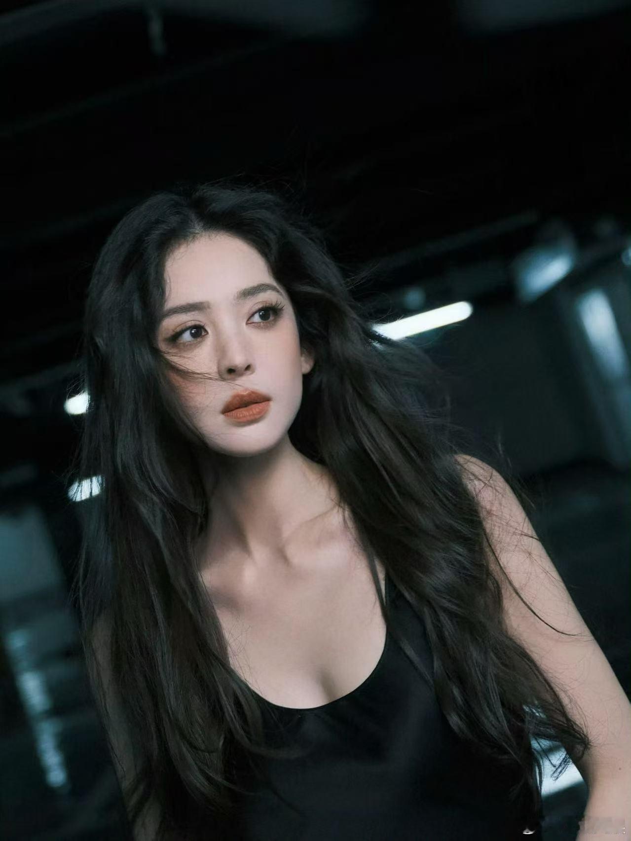 娜扎地下车库plog娜扎衣服基础脸就不基础娜扎衣服基础脸就不基础，绝了，