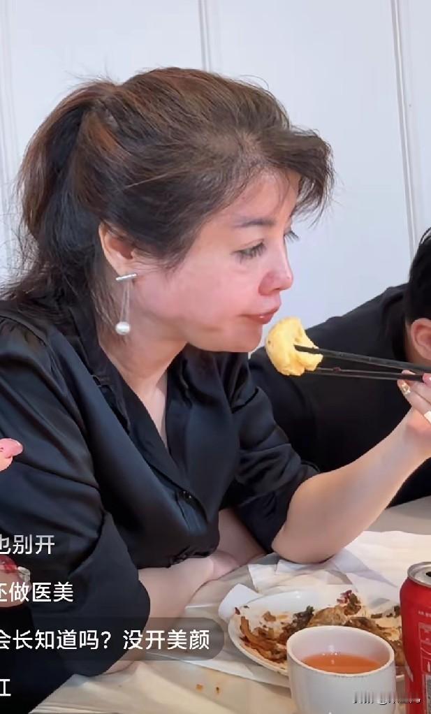 失去了美颜和滤镜，失去了化妆师和造型师的加持，谁还不是五十多岁的样子。最近