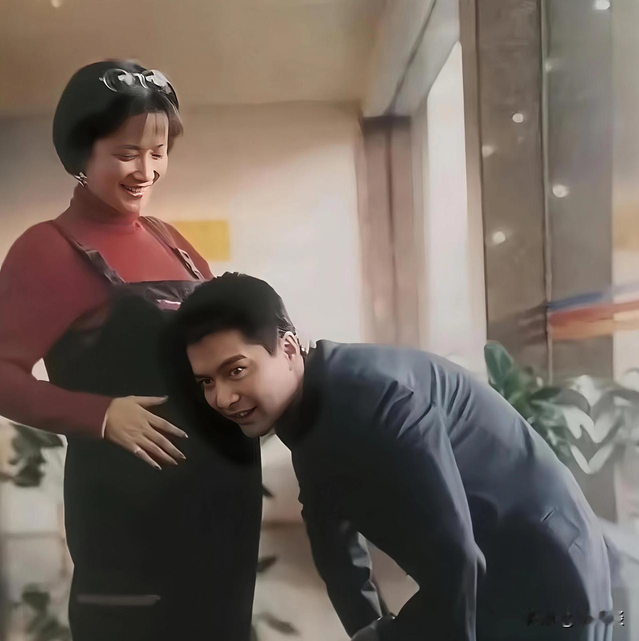 许亚军现在估计悔得肠子都青了，前妻离世，他不理睬就算了，还跟小娇妻在国外应酬，让