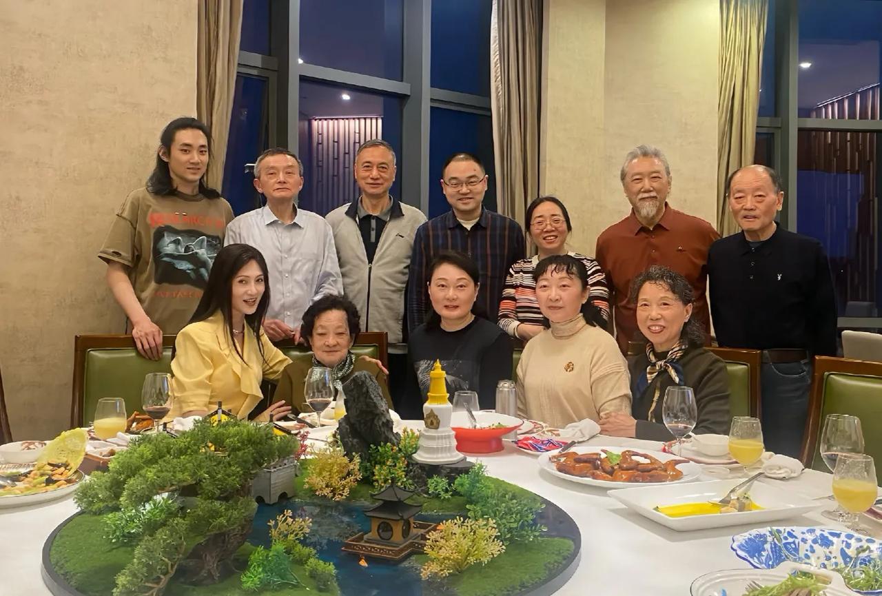 林芳兵晒全家福庆母亲节！29岁儿子帅气抢镜，是一名钢琴演奏家近日，林芳兵在个人