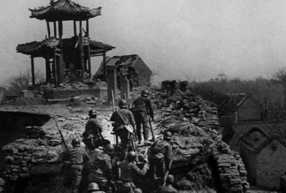 1938年，在藤县保卫战中，王铭章看着距离自己一千多米的龟尾寿三，问旁边的副官“