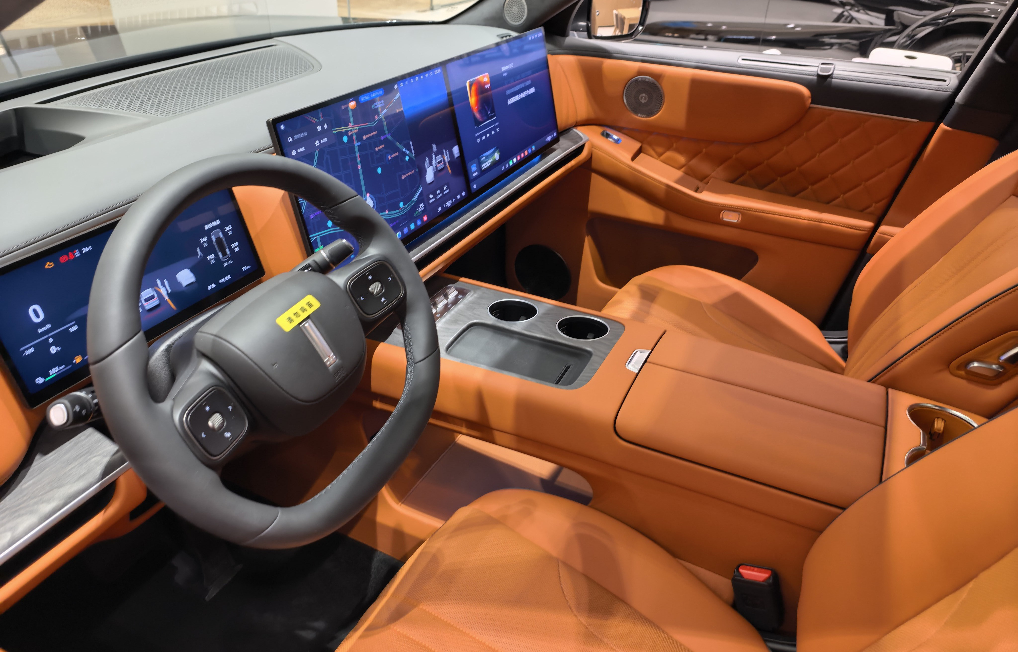 第一次见到魏牌V9X，车头的立标很有意思，车头原创度高，也挺好看，整体的设计高级