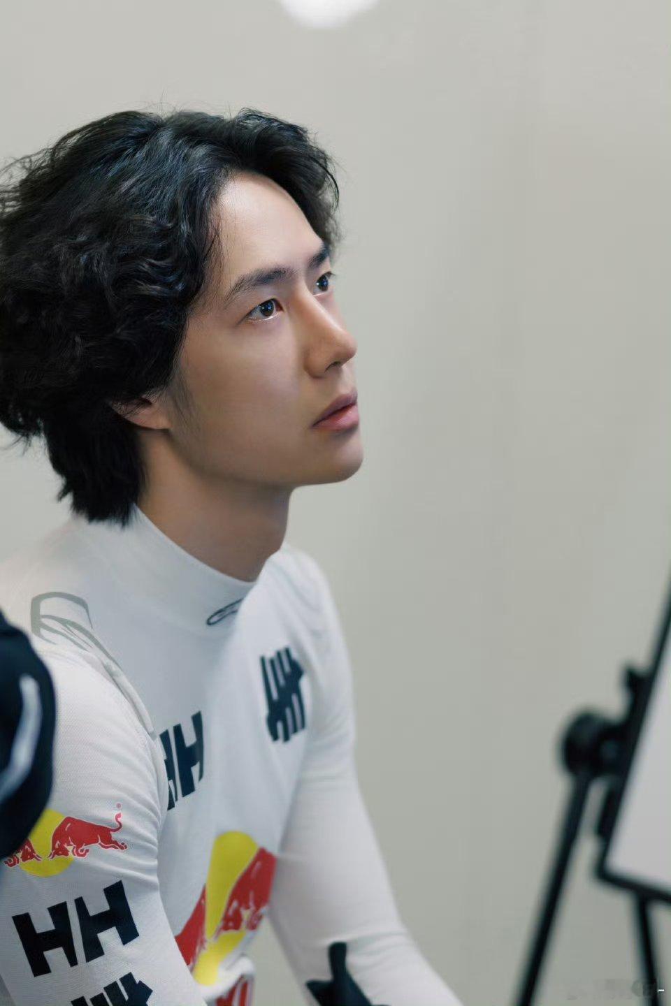 一抬头就看见王一博上海外滩偶遇王一博上海外滩的大屏，今天被王一博承包了，三个屏幕