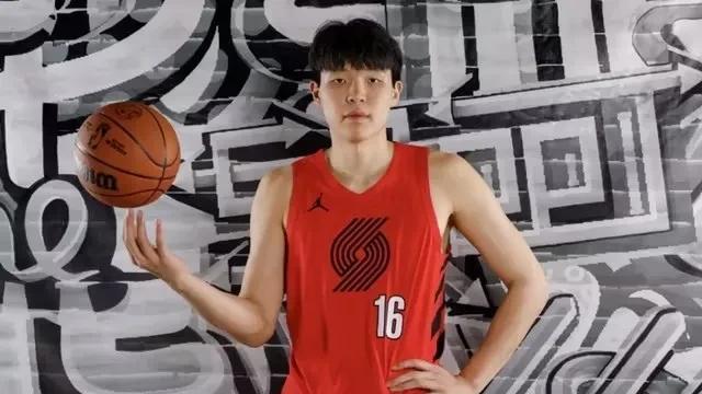 杨瀚森揭幕战将以替补中锋的角色登场，杨瀚森有望出战15-18分钟开拓者队记