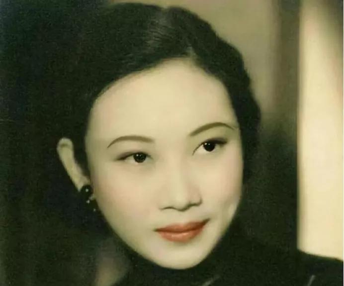 1938年，电闪雷鸣的晚上，41岁的戴笠对学生余淑衡说：“你来我房里处理一份文件