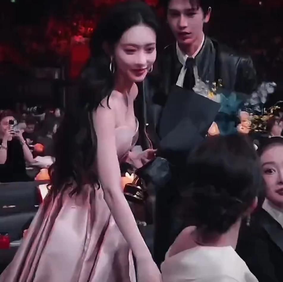 眼神刚一碰上，白鹿的头猛地甩开，像被烫到一样。张凌赫那点试探性的、还没来得及完