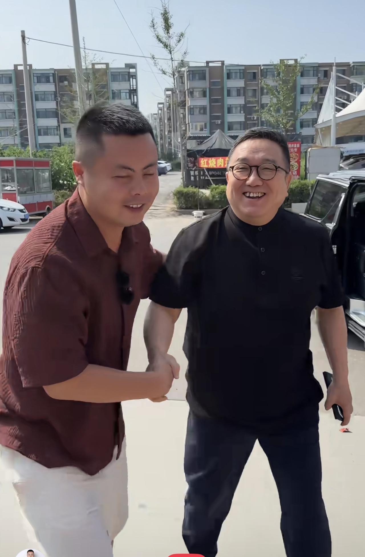 63岁演员句号老师现身二手车城，给妹夫买商务车好大气，自曝妹夫常年照顾家里老人，