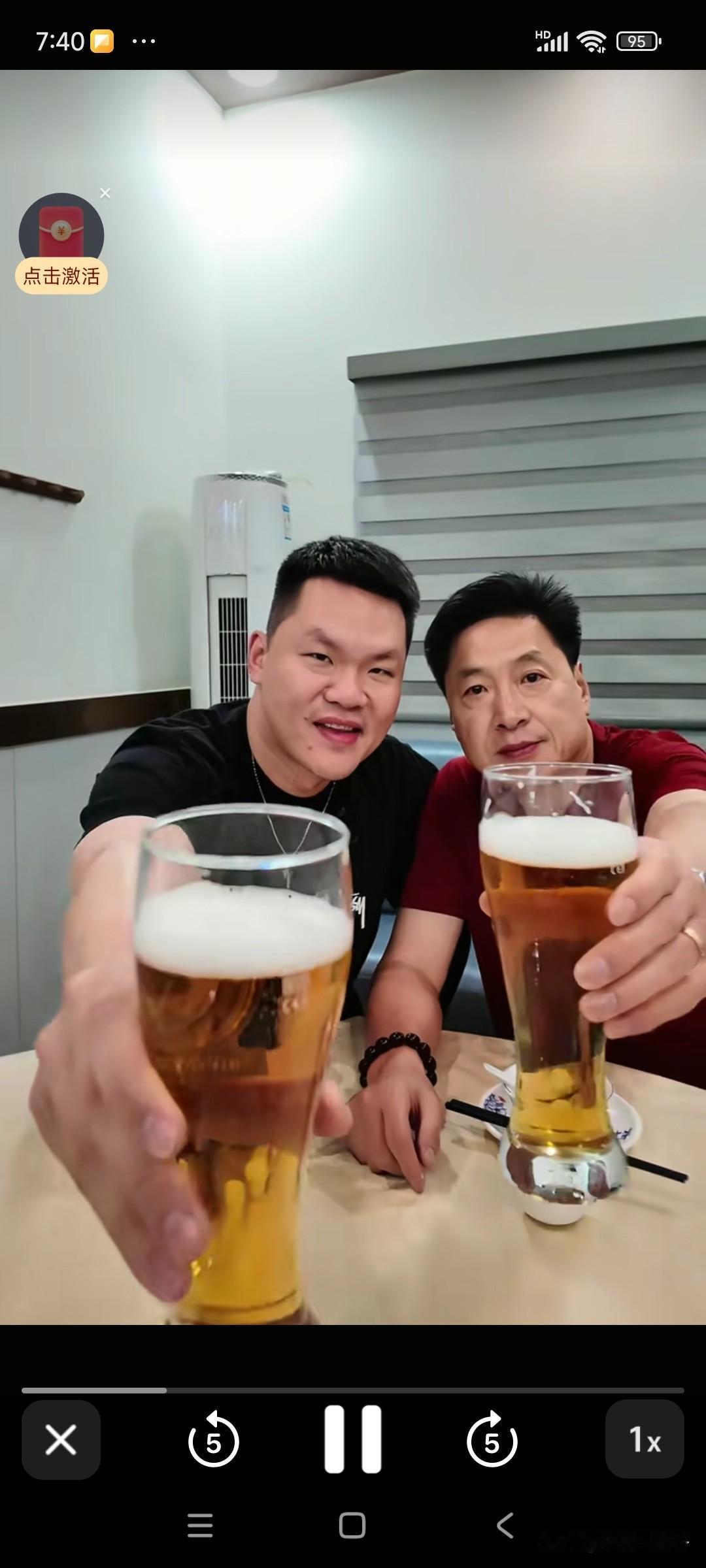 两个CBA的正能量师徒聚会干杯啦！其实广东男篮总经理朱芳雨，还是不错的，人品素质