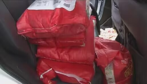 重庆女子和丈夫去超市买了250斤大米，付完钱还没把大米拿出店外，店员就发现大米已