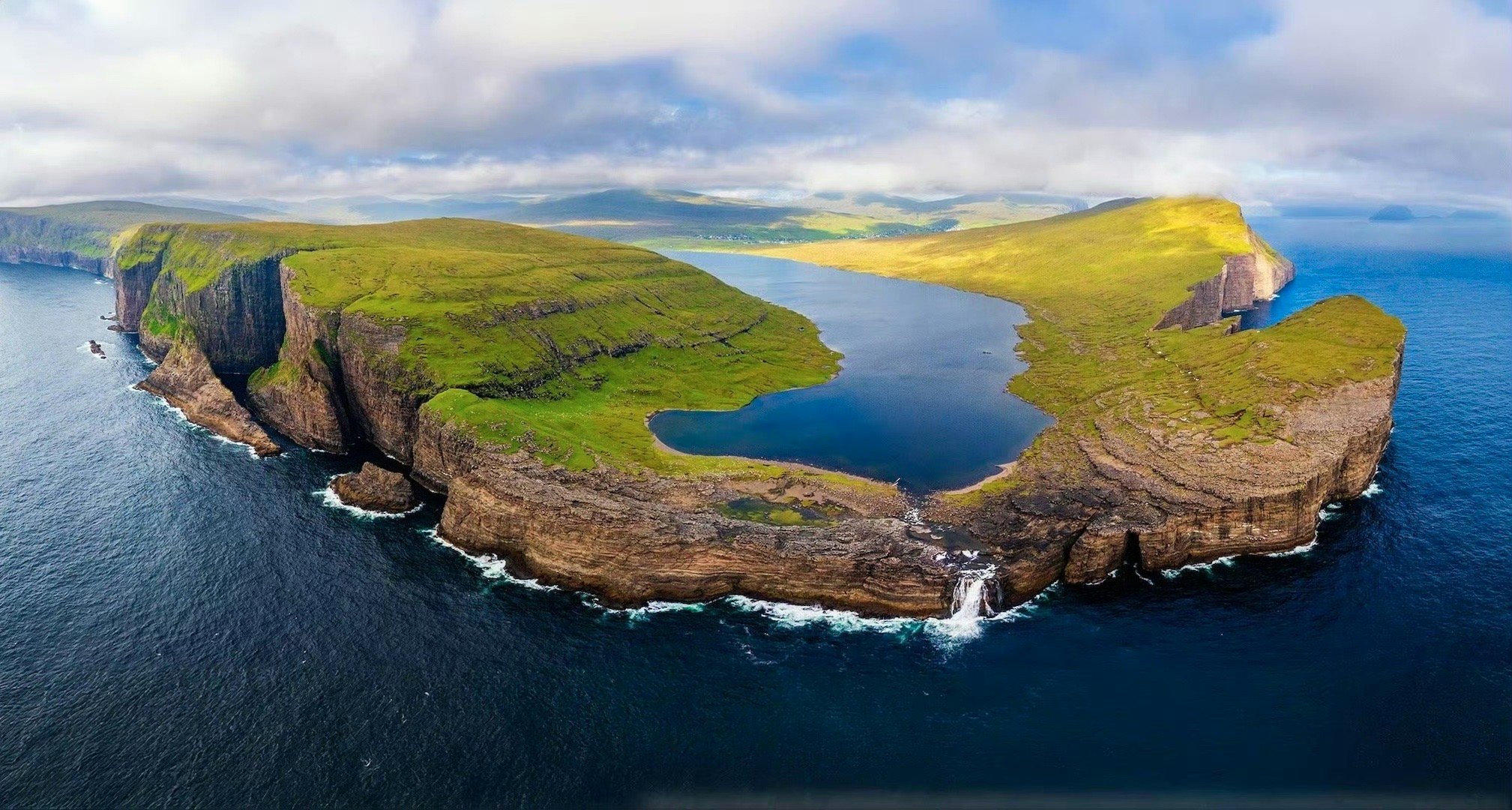 法罗群岛签证，三天就下签了。一直想念那个挂在天边的地方。是海风掠过悬崖，是云雾漫