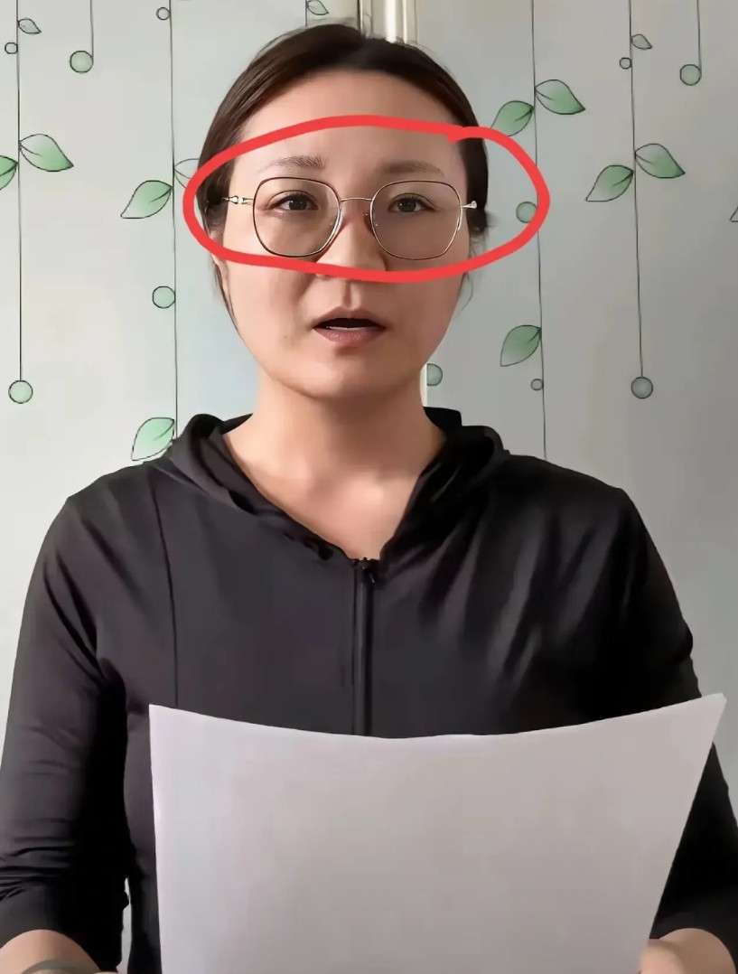 大家发现了没有裤头姐段某在读道歉书的时候，手是不住的抖，眼睛是无神，无奈，痛心