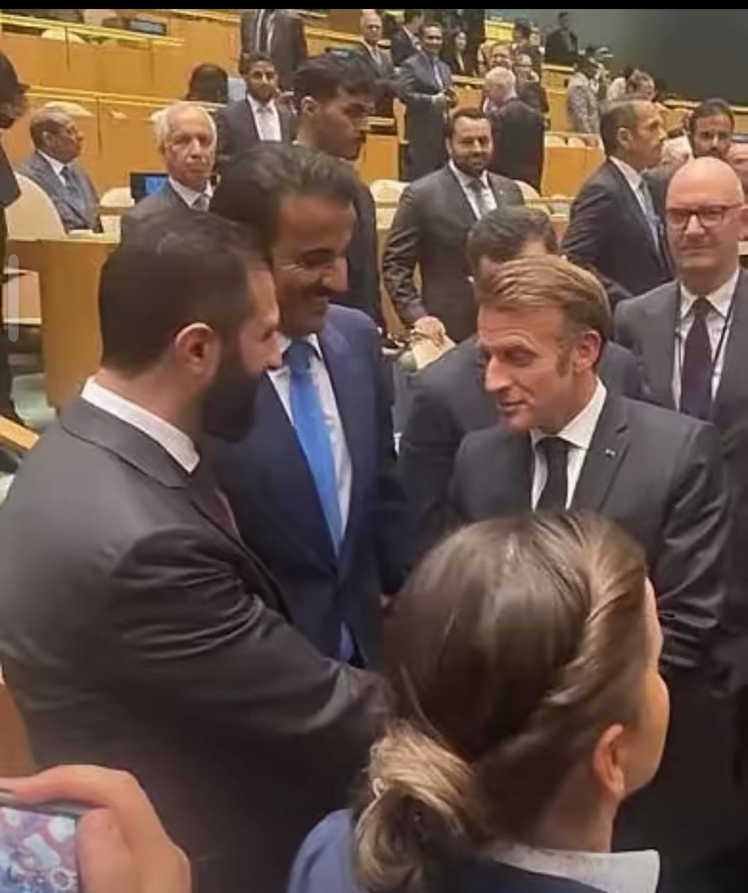 专程等候马克龙今天的纽约联合国大会上，轮到法国总统马克龙发言时，他在现场宣