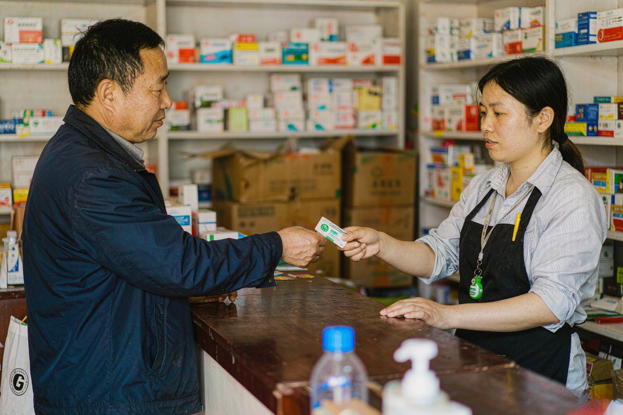 在连锁药房排队，前面一个四十出头的男人掏出自己的医保卡，要给七十岁的父亲买两盒降