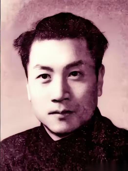 1944年，有个叫任远的地下党被俘了。酷刑还没上，他先崩溃了，半夜摇醒隔壁牢房的