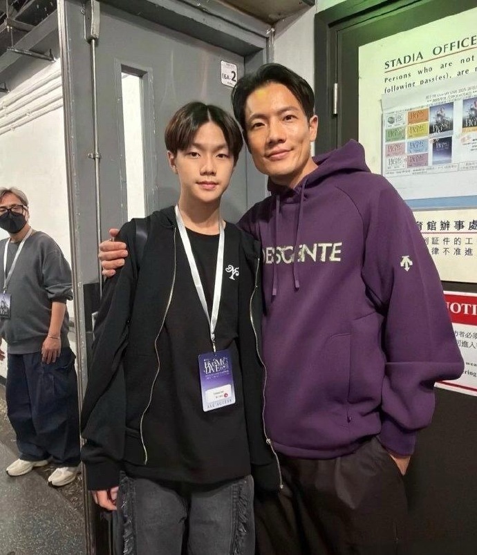 杨千嬅在香港开演唱会，13岁儿子亲自去支持她，一家三口同框，看起来好幸福。儿子的