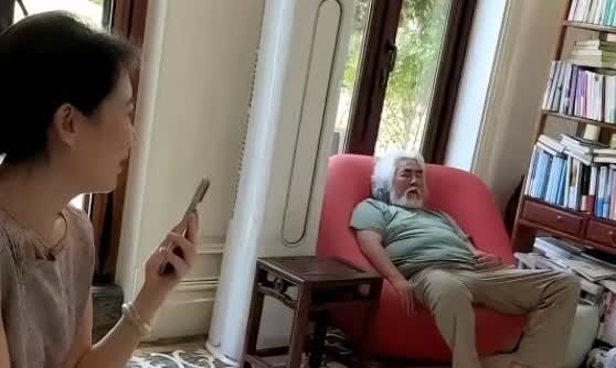 张纪中累坏了，精力比不了小娇妻杜星霖这么充沛，74岁的老人了，体力透支也是正常的