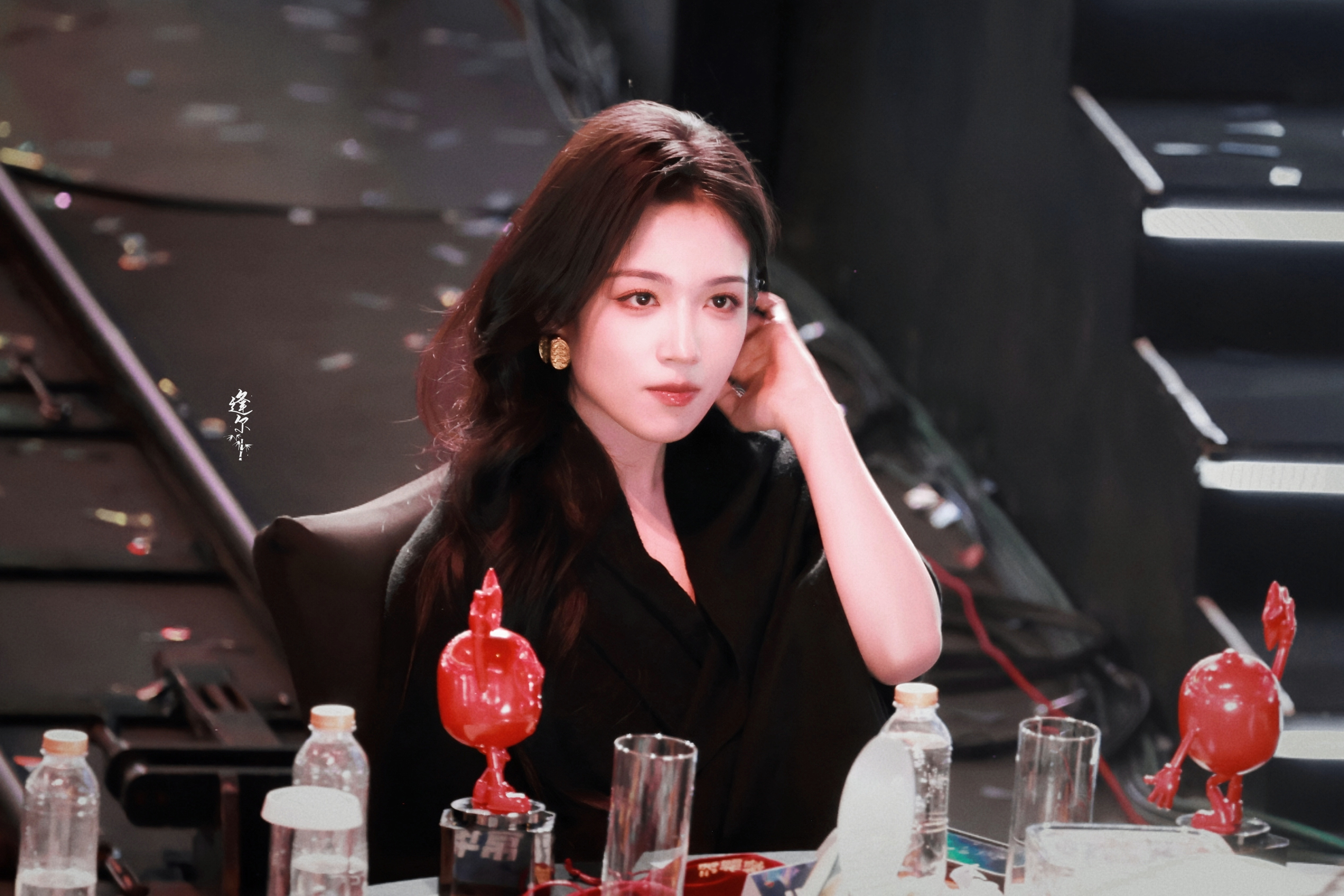 代露娃丝质黑裙自带柔光滤镜，深V领打造天鹅颈既视感，侧腰镂空+高开叉的小心思，