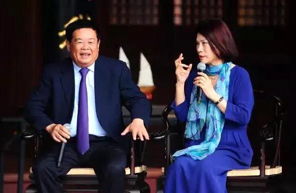 曹德旺和董明珠一起上节目，现场气氛挺轻松，俩人时不时唠两句，看得出来关系挺好。主