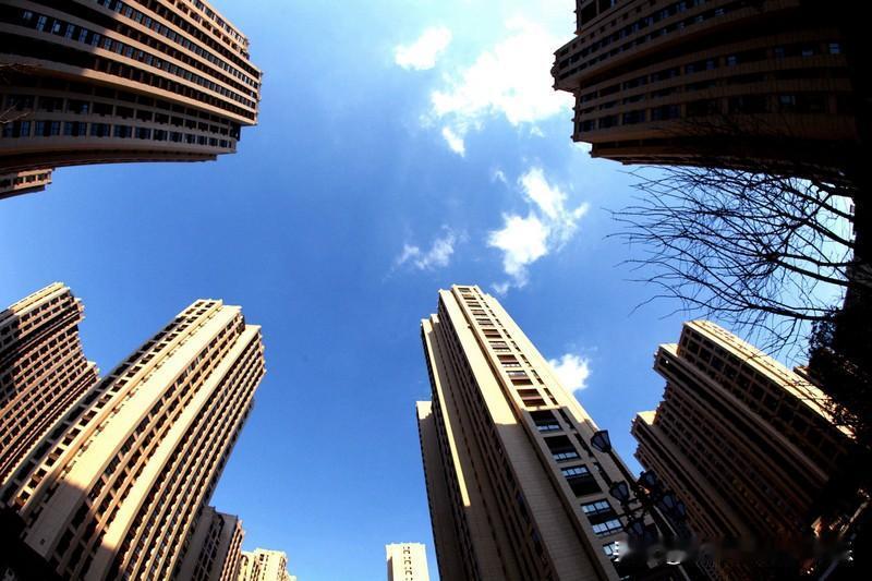 最近房地产有三项传说的政策：1，第一个据说是明年准备10000亿用来收储房地