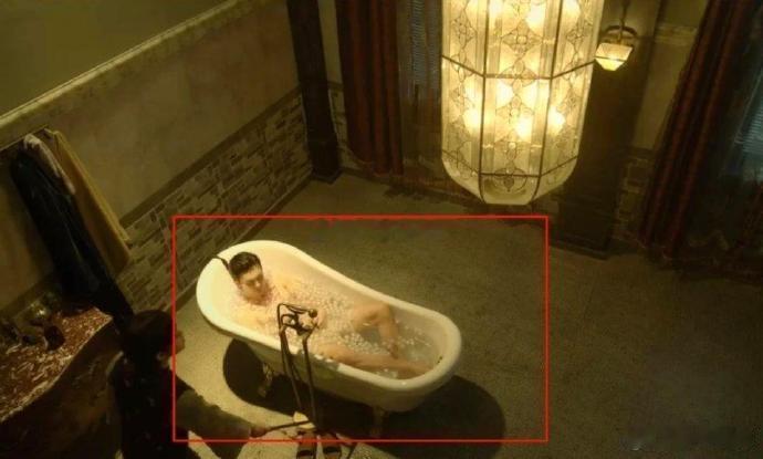 终于知道演员拍洗澡戏，为什么不拍全身了，远景看着太尴尬了