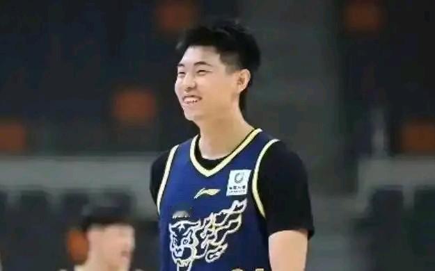 广东东阳光大胜新疆伊力特止颓势，崔永熙爆发，最失落的依旧是胡明轩……数据不会