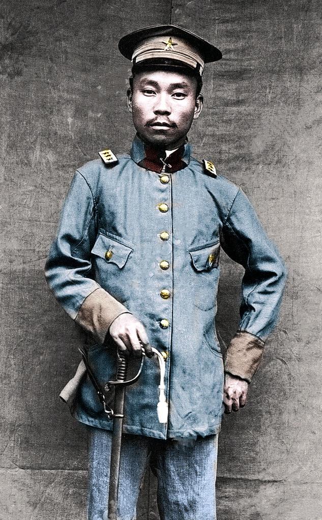 北洋时期一名军人。身上的军服不知是用什么材料做的，皱皱巴巴。虽然配饰铜纽扣和肩章