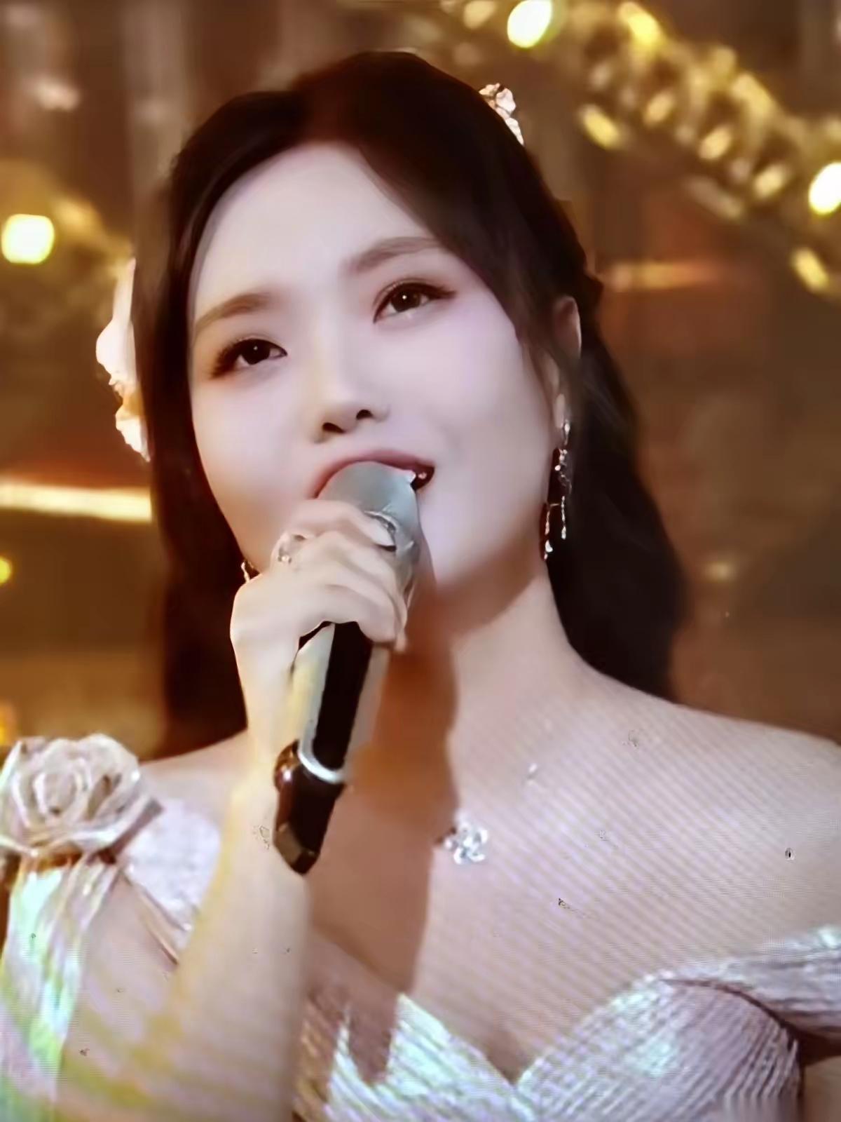 昨晚芒果跨年，算让我见识了啥叫“减肥减了个寂寞”。李雪琴不是说暴瘦三十多斤