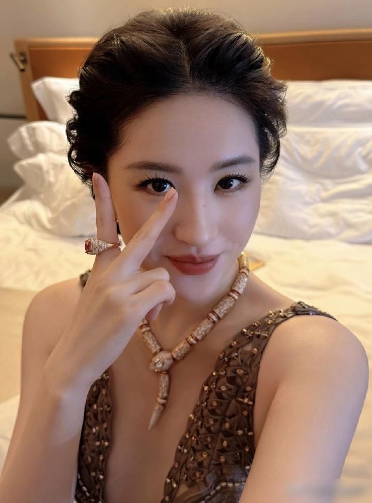 一场颁奖礼，不去反而赢了！你看看肖战，看看孙俪。哪个不是顶级热度？上