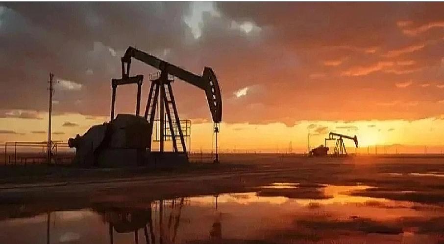 哈萨克斯坦宣布了，两艘油轮遭无人机暴击，全球1%原油供应悬了，黑海突然变“战