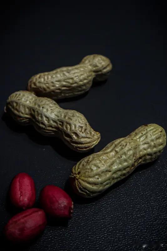 现在到了收秋的季节许多人家夜里又安排人手看场了刚摘的花生必须在场里晾晒才