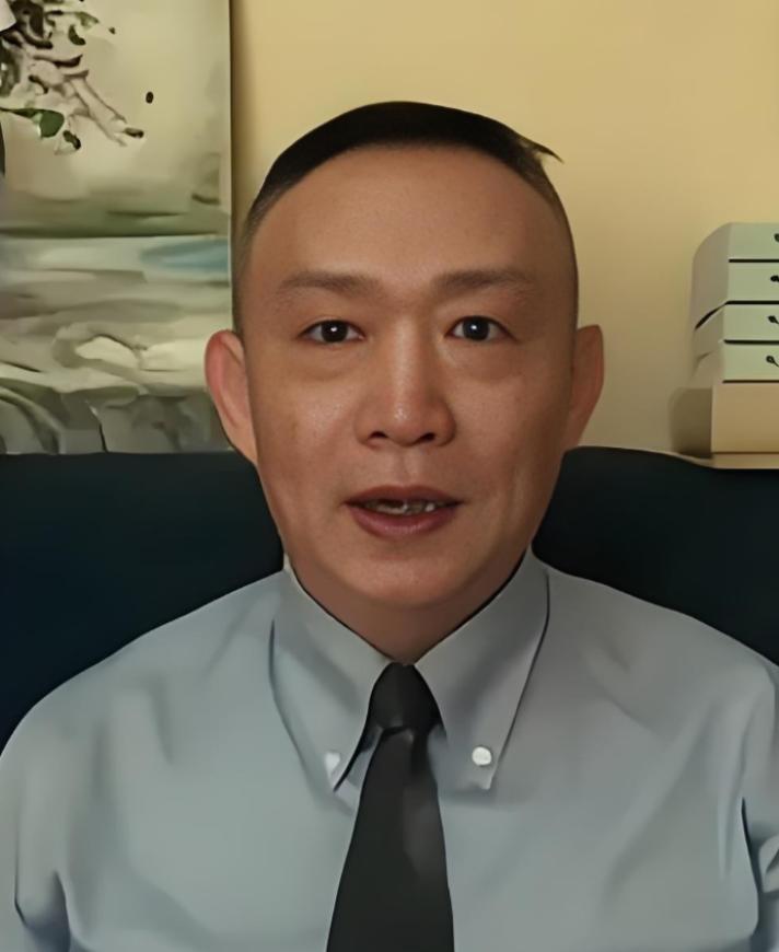 东方大国的学者卢麒元，近日在北京公开发声。他提出了一个惊世骇俗的主张：“立法者每